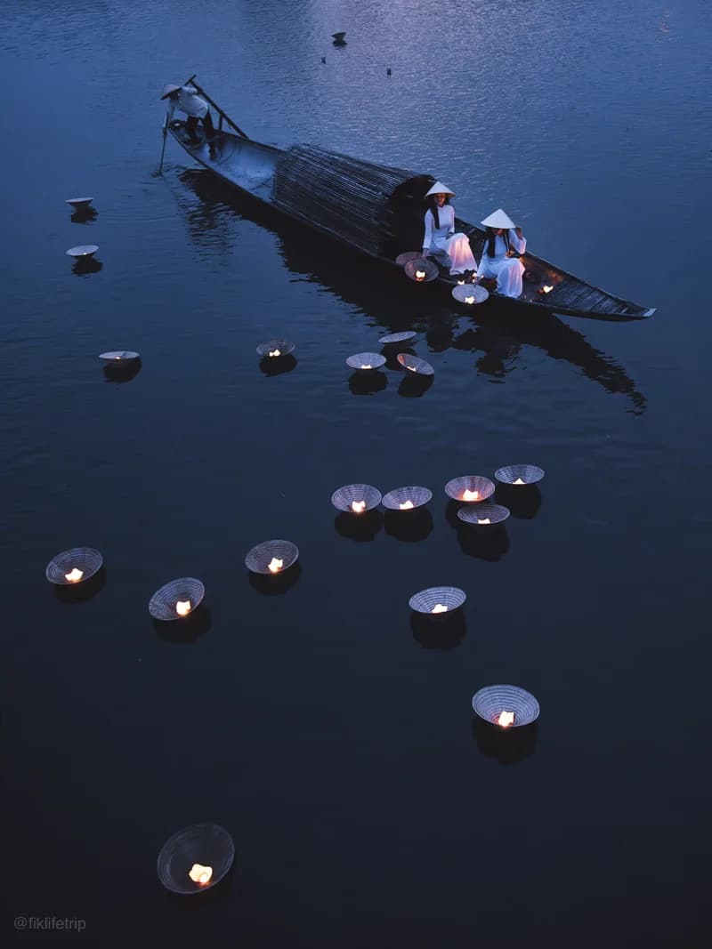 https://res.cloudinary.com/dft2eqhlr/image/upload/v1735913832/BOAT-CANDLE-LADY1_sbsfbh.webp
