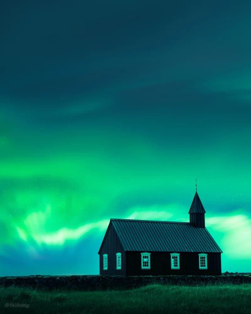 https://res.cloudinary.com/dft2eqhlr/image/upload/v1735913877/aurora-borealis-northern-lights-over-famous-pictur-2023-11-27-05-15-23-utc_tlsgyz.webp