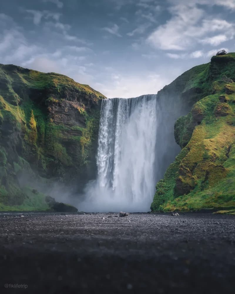 https://res.cloudinary.com/dft2eqhlr/image/upload/v1735914048/skogafoss-waterfall-iceland-mountain-valley-and-2023-11-27-05-33-11-utc_iplnsj.webp